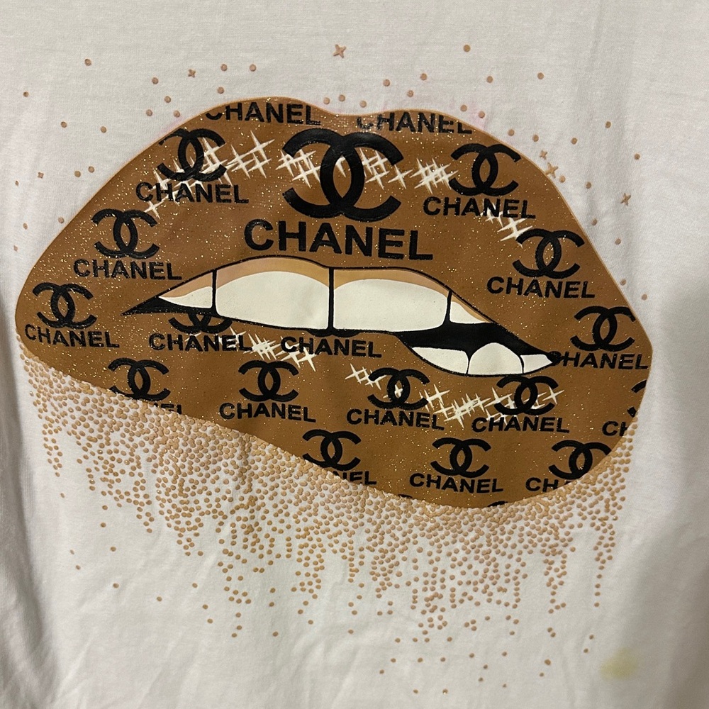CHANEL White Tee with Brown Logo Lip Graphic - Picture 3 of 3